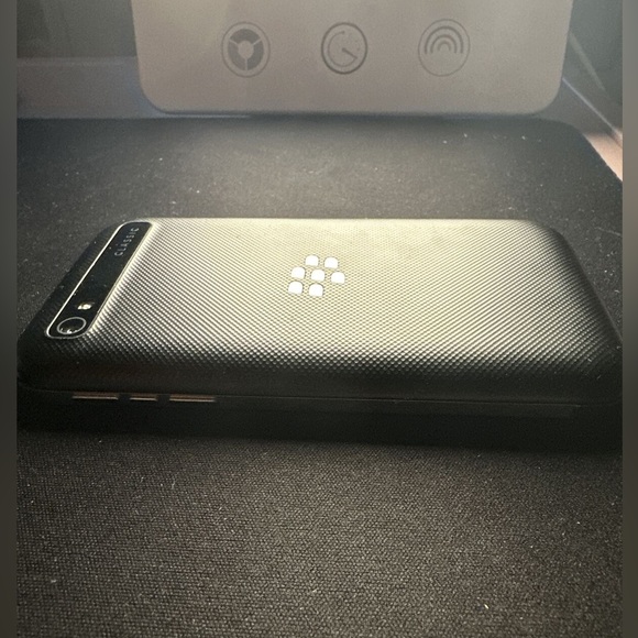 BlackBerry Classic (Unlocked) - Picture 4 of 6